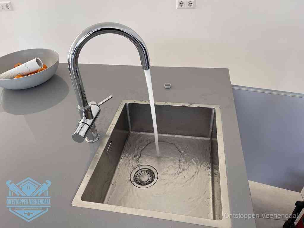 Een vrij doorstromende rvs spoelbak waar het water moeiteloos wegloopt, het resultaat van slim onderhoud dat geld bespaart in Veenendaal