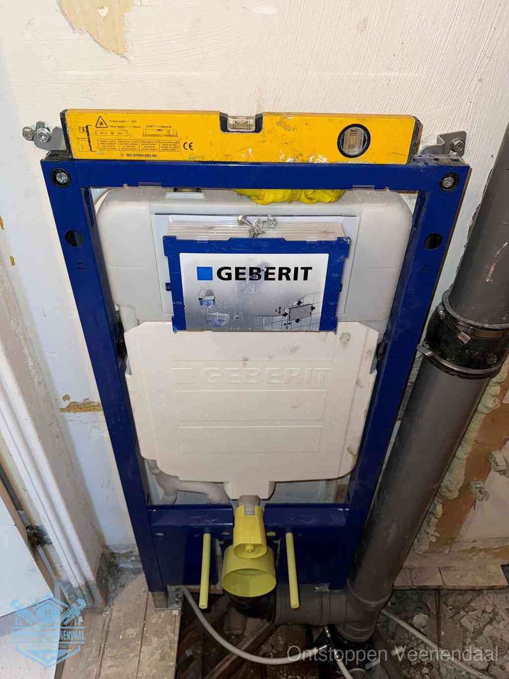 Een Geberit inbouwreservoir met frame voor een hangtoilet tegen de wand, met de afvoerbocht naar de vloer, kenmerkend voor een verstopt hangtoilet in Veenendaal