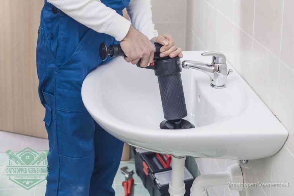 Een te ruwe doe-het-zelf poging met een hand-pomp op de afvoer van een badkamer-wastafel, een van de veelgemaakte fouten bij afvoer ontstoppen in Veenendaal