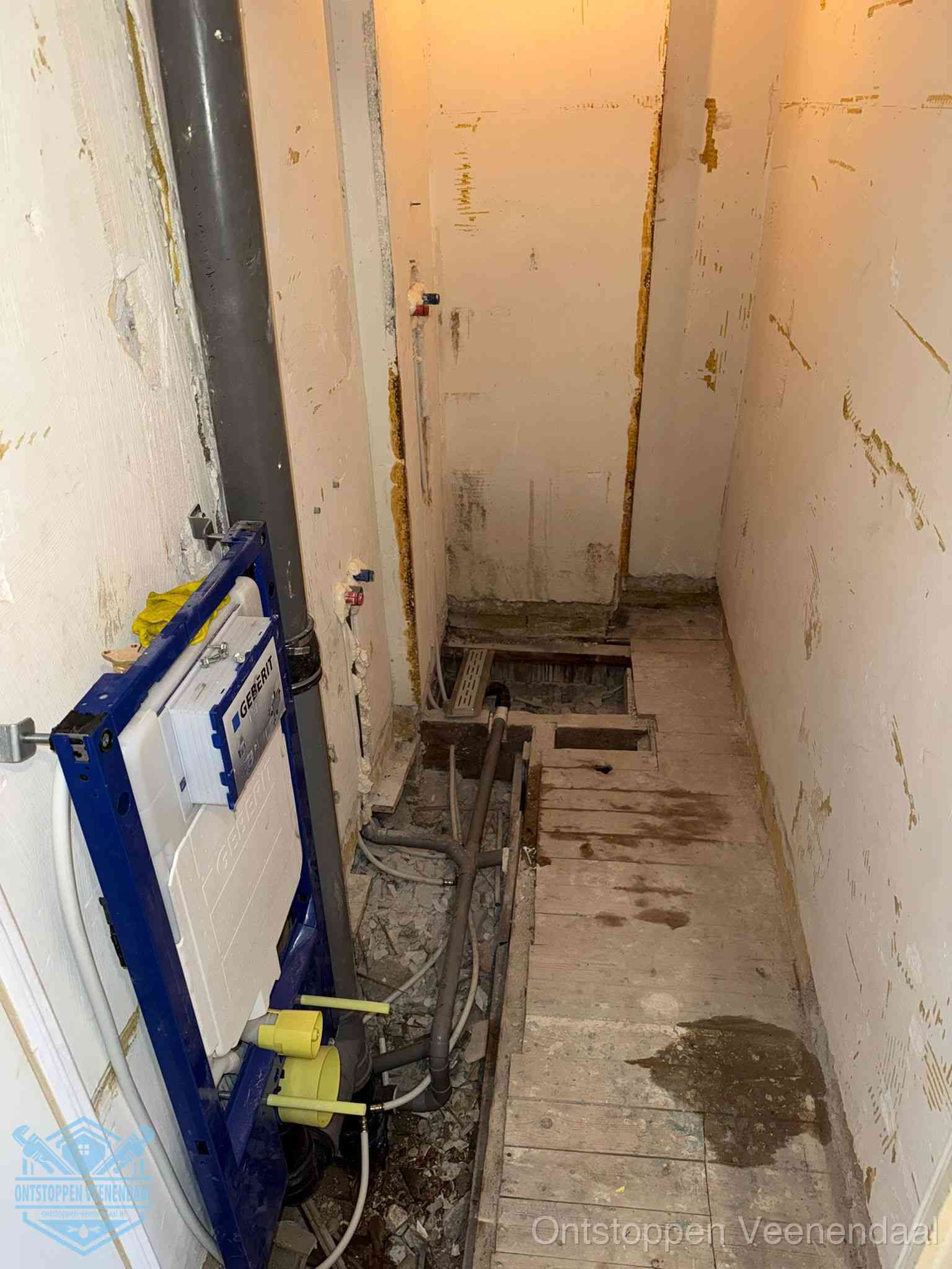 Een opgebroken toiletruimte tijdens renovatie met een Geberit inbouwreservoir en blootliggende oude afvoerleidingen, typisch voor oudere woningen in Veenendaal
